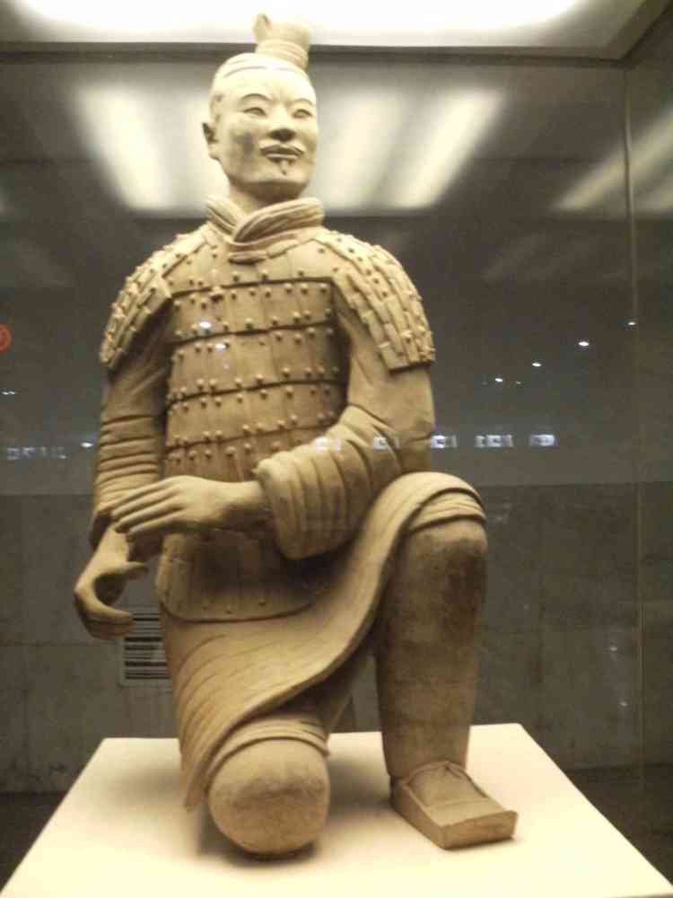 秦兵馬俑二號坑發(fā)現(xiàn)罕見將軍俑，揭示古代軍隊層級與風采揭秘