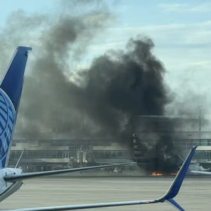 美國航空客機機場起火事件全程紀(jì)實